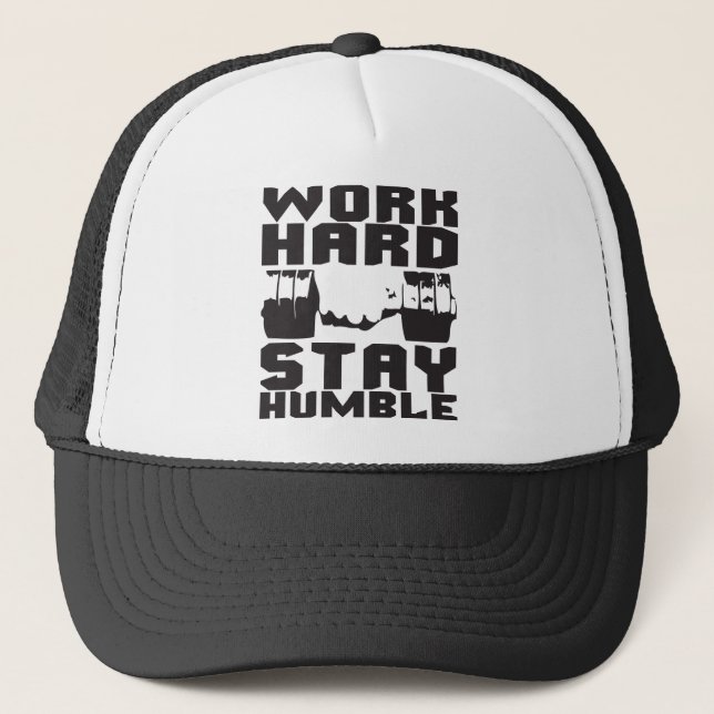 Gorra De Camionero Trabajar duro para mantenerse humilde - Dumbbell (Anverso)