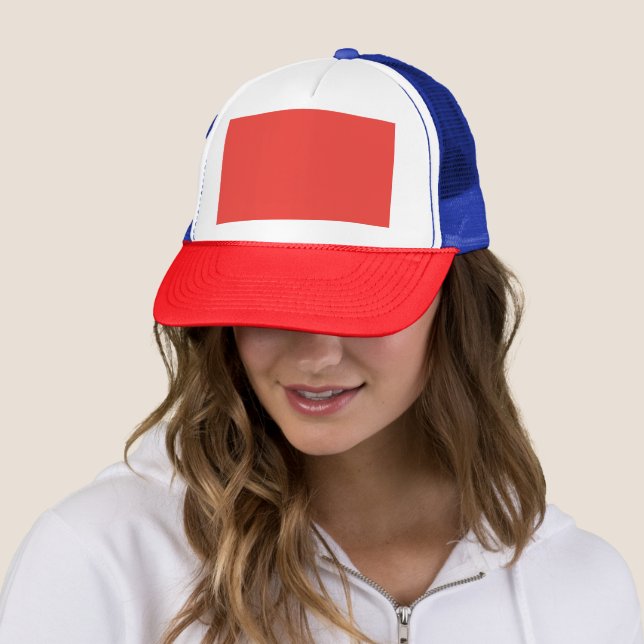 Gorra De Camionero un fondo rojo con un borde blanco (In situ)