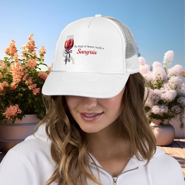 Gorra De Camionero Una empleada de honor necesita una soltera sangrie (Maid of honor Needs a Sangria bachelorette bridal Trucker Hat)