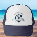 Gorra De Camionero Vacaciones de Ruedas Náuticas de crucero de la fam<br><div class="desc">Moda personalizado de vacaciones gorra de verano para su crucero en el océano con un volante de barco azul marino. Este gorra de temática náutica es perfecto para celebrar este viaje especial,  ya que combina a la perfección con la elegancia las fiestas familiares. Personaliza con tu apellido y año.</div>