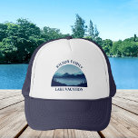 Gorra De Camionero Vacaciones de verano de Reunión Familiar en person<br><div class="desc">Estos personalizados gorras de la casa del lago ofrecen un tranquilo río azul rodeado de árboles y su texto personalizado para una reunión familiar,  un viaje de campamento o unas vacaciones de verano. Personalizar esta tapa con su apellido u otro nombre de grupo.</div>