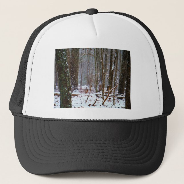 Gorra De Camionero venado de cola blanca en la nieve (Anverso)