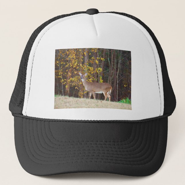 Gorra De Camionero Venado frente al árbol amarillo otoñal (Anverso)