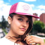Gorra De Camionero Viaje de Novia de verano de vacaciones de primaver<br><div class="desc">¡Acepte el minimalismo de la moda de las vacaciones de primavera con este camionero personalizado que celebra la escapada de su banda chica! Lleve los eslóganes turísticos y ostente el sofisticado espíritu de su equipo con un elegante y moderno logo con su destino elegido. Cada mirada susurra, "El descanso de...</div>