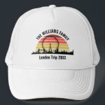 Gorra De Camionero Viaje familiar de Personalizados Sunset en Londres<br><div class="desc">Gorra de vacaciones personalizado de Londres con una silueta de las atracciones de la ciudad frente a una fresca puesta de sol que incluye el puente,  el Ojo de Londres (rueda del milenio) y el reloj Big Ben. Guay United Kingdom trip-keepsake souvenir.</div>