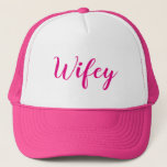 Gorra De Camionero Wifey. Rosa y blanco<br><div class="desc">Lindo,  rosado y blanco,  "Wifey, " gorra. Bonito regalo para nuevamente un casar. Blanco y negro a juego,  "marido, " gorra también disponible.

https://www.zazzle.com/hubby_black_and_white_trucker_hat-148340257032118617</div>