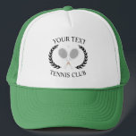 Gorra De Camionero Wreath con el logotipo de la combinación de raquet<br><div class="desc">Minimalista logo del club de tenis, con dos raquetas blancas de tenis, racquets y una pelota de tenis gris. Con su club de tenis, sólo tiene que cambiar el texto que desee y añadir el nombre de su club de tenis. Elegante regalo de club de tenis preppy, regalo de entrenador...</div>