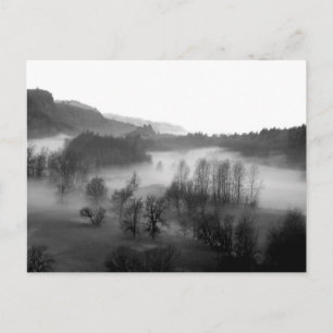 Gorra de Columbia con niebla en postal monocroma