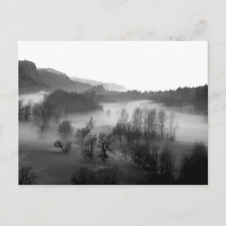 Gorra de Columbia con niebla en postal monocroma