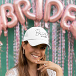 Gorra de la fiesta de la soltera personalizada<br><div class="desc">Celebra la futura novia con esta moda y divertido sombrero de camionero personalizado — el accesorio perfecto para fiestas de soltera, escapadas de playa y preparación de bodas! Con un guión moderno "Bride" con detalles de corazón y un nombre de personalizable, esta gorra ligera y resplandeciente mantiene su estilo y...</div>