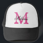 Gorra de monograma de nombre personalizado para la<br><div class="desc">Nombre personalizado monograma camionero neón rosado para novias y damas de honor. Letra inicial de nombre monogramado de época con tipografía de escritura elegante. Los invitados, los amigos y la familia disfrutan de una fiesta de bodas. Acompáñate para que la novia sea y el séquito de la novia; criada de...</div>