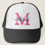 Gorra de monograma de nombre personalizado para la<br><div class="desc">Nombre personalizado monograma camionero neón rosado para novias y damas de honor. Letra inicial de nombre monogramado de época con tipografía de escritura elegante. Los invitados, los amigos y la familia disfrutan de una fiesta de bodas. Acompáñate para que la novia sea y el séquito de la novia; criada de...</div>