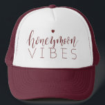 Gorra de novias de luna de miel editable en color<br><div class="desc">La luna de miel personalizada se convierte en gorra de novia para una nueva novia. Para personalizar del color de la escritura "vibes de luna de miel": en "Personalizar esta plantilla",  seleccione "Hacer clic en personalizar más adelante" y,  a continuación,  cambie el color de fondo como desee.</div>
