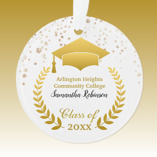 Gorra de oro y laurel sobre el adorno de la hierba