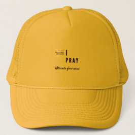Gorra de tucker amarillo con escritura cristiana