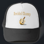 Gorra del campeón de Dreidel<br><div class="desc">Las cabezas harán girar cuando usted lleva este gorra de Chanukah Jánuca del campeón de Dreidel. Un qué gran regalo del fiesta de Chanukah Jánuca a presentar a los ganadores del juego del driedel!.</div>