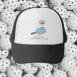 Gorra del club gráfico de baloncesto y martini<br><div class="desc">Muestra tu amor por el pickleball y los cócteles con este elegante gorra de club que cuenta con un gráfico divertido y único. El gorra cuenta con un diseño lúdico que combina un remo y una bola de pickleball con un clásico cristal de martini, mezclando la emoción del juego con...</div>