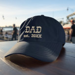 Gorra Embroidado de Western Style Dad<br><div class="desc">Sencillo y moderno con un toque occidental, este gorra bordado lo dice todo. ¡El hombre que usa esto está orgulloso de ser padre! Esto sería un gran regalo para el Día del Padre o el Cumpleaños de papá. Simplemente cambie la fecha 'establecida' y realice su pedido. ¡Fácil! También puedes cambiar...</div>