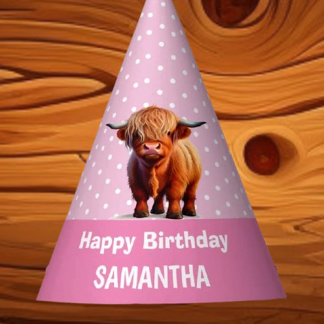 Gorra Fiesta rosado de cumpleaños feliz de vaca en (Celebrate with a charming Highland Cow in a pink party hat! Send warm, joyful birthday wishes that m)