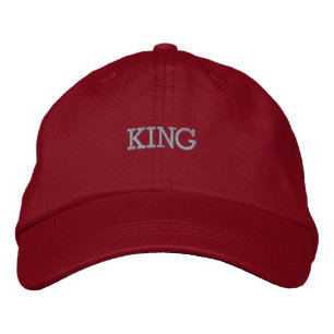 Gorras con texto KING bordado en color rojo