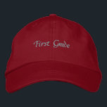 Gorras de color rojo de primer grado de personaliz<br><div class="desc">Gorras de nombre de texto de primer grado o Gorra de alumno de primer grado con Rosa de color Texto encantador y cómodo Gorra de color rojo</div>