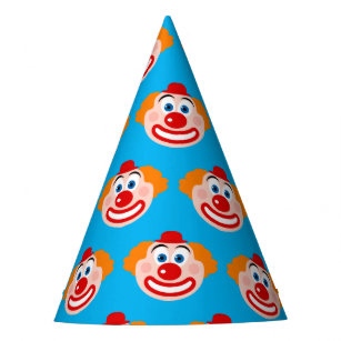 Gorras de conos de papel en la fiesta de cumpleaño
