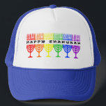 Gorras felices de Chanukah del arco iris<br><div class="desc">Chanukah feliz en una línea de chanukiot del arco iris (menorahs). Un diseño judío del día de fiesta para Chanukah.</div>