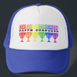 Gorras felices de Chanukah del arco iris<br><div class="desc">Chanukah feliz en una línea de chanukiot del arco iris (menorahs). Un diseño judío del día de fiesta para Chanukah.</div>