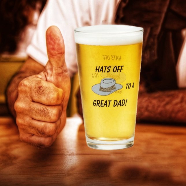 Gorras fuera, Copa de Vidrio Gris Gorra (Dad certainly approves, when his favorite brew, is served up in his Hats Off-Gray Hat Glass Cup!)