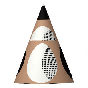 Gorro De Fiesta Negro, círculos blancos, fondo marrón.