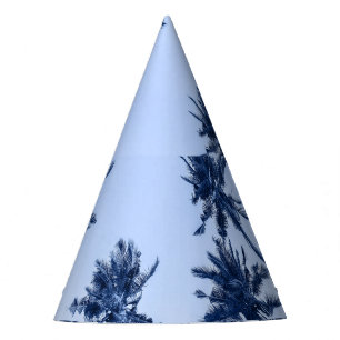 Gorro De Fiesta Palmeras altas, cielo azul claro.