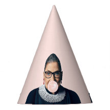 Ruth Bader Ginsburg soplando chicle rosa