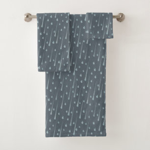 Gotas de lluvia que caen Día lluvioso gris oscuro