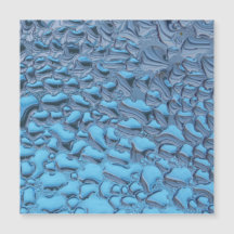 Gotas de lluvia suaves en vidrio azul