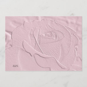 Grabó en relieve la invitación color de rosa