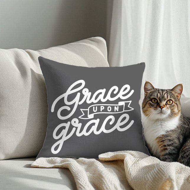 Gracia cristiana gris en Cojín decorativo de graci (Subido por el creador)