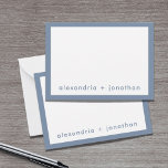 Gracias a moderna pareja mínima nota azul turbio<br><div class="desc">Expresar su gratitud con esta nota de agradecimiento de la pareja moderna y mínima que incluye los nombres de la pareja en una hermosa fuente sans serif azul polvoriento. El diseño está enmarcado en un color azul polvoriento y coordinado, lo que crea un ambiente elegante y sofisticado. La tarjeta es...</div>