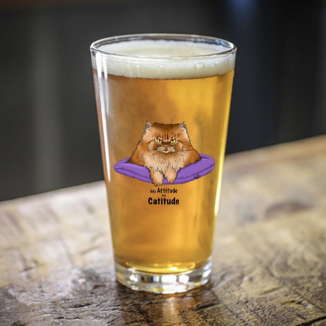 Graciosa actitud del gato (Subido por el creador)