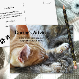 Graciosa bebida gata se pone bien pronto postales