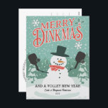 Graciosa bola de nieve Snowman Feliz postal navide<br><div class="desc">Tus amigos de pickleball se reirán de esta graciosa postal de vacaciones. Design incluye a un muñeco de nieve sosteniendo remo de bolas y un saludo que dice "Feliz Dinkmas". Agregue el texto de su personalizado para una tarjeta de Navidades de bolas de bolas. En segundo plano se muestra espacio...</div>