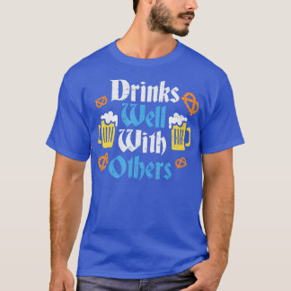 Graciosa camiseta Oktoberfest que bebe bien con ot