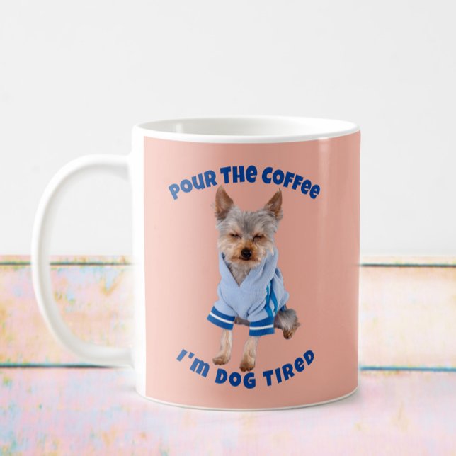 Graciosa Copa de Café Perro, Vierta el Café, azul  (Funny dog says Pour the Coffee, I'm Dog Tired)