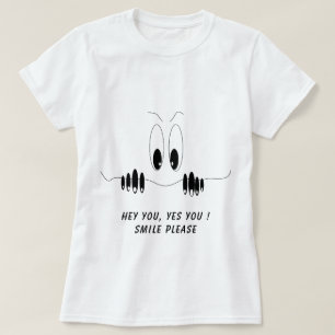 Graciosa curiosidad por la camiseta sonriente de o