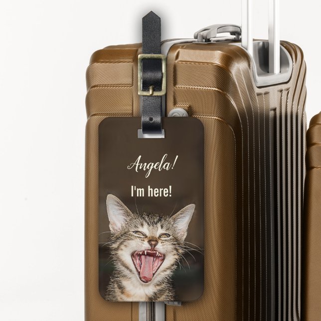 Graciosa etiqueta de equipaje humorístico para gat (Luggage tag featuring a funny image of a yelling cat trying to catch your attention)