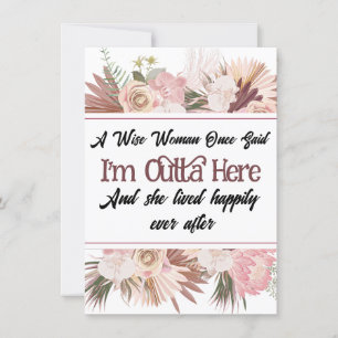 Graciosa humorística dejando tarjetas para el trab