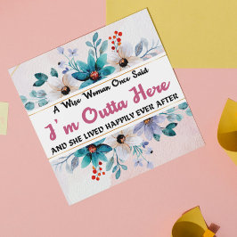 Graciosa humorística dejando tarjetas para el trab