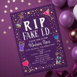 Graciosa Invitación de cumpleaños 21ª ID falsa RIP<br><div class="desc">Celebra con este gracioso cumpleaños 21 de QEPD Falso ID. Este diseño presenta un Relieve metalizado de oro falso de varias bebidas en colores y estrellas de tono de joyasPuede personalizar esto haciendo clic en el botón "PERSONALIZAR". Artículos coincidentes en nuestra tienda para un tema fiesta completo.</div>