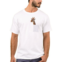 Graciosa jirafa en mi camiseta de bolsillo
