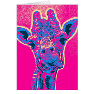 Graciosa jirafa sacando su lengua