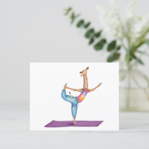 Graciosa postal de la jirafa de yoga
